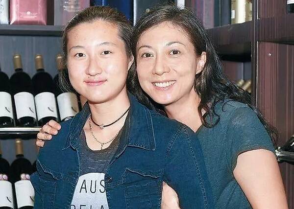 新视角看民生 小龙女离家出走一年多,吴绮莉希望她能自己回来,承认自己曾家暴