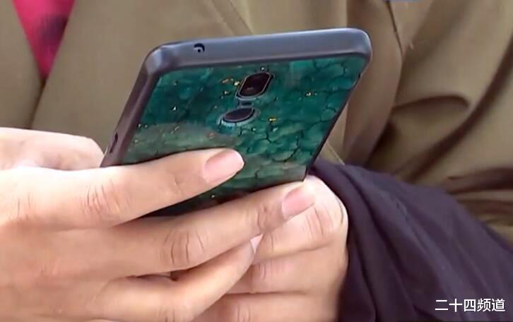 二十四频道 同一家店买同一款裤子，线下价格比线上贵一倍，女顾客感觉自己被骗了