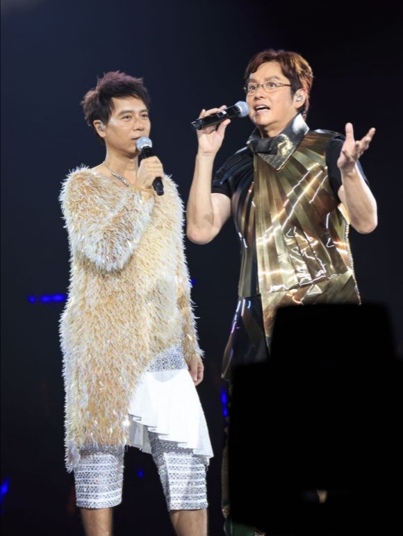 谭咏麟|“左麟右李”再合体：70岁谭咏麟精神头十足，53岁李克勤又黑又瘦