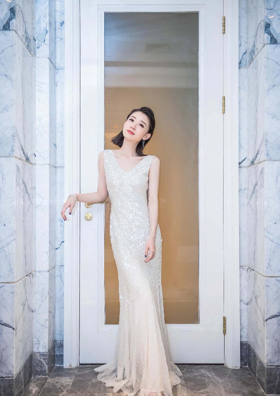 黄橙子|漂亮的凤凰卫视黄橙子，她是炫目的选美冠军，也是很宅的新闻主播