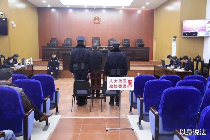 以身说法|女子趁男子洗澡时盗窃，被发现后男子以报警胁迫女子与其发生关系！男子构成强奸罪吗？