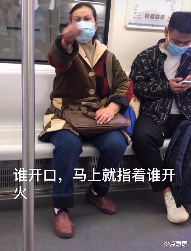 优美而低回聊 河南郑州：地铁上大妈让孕妇让座，嫌让得慢，干脆直接坐对方腿上！