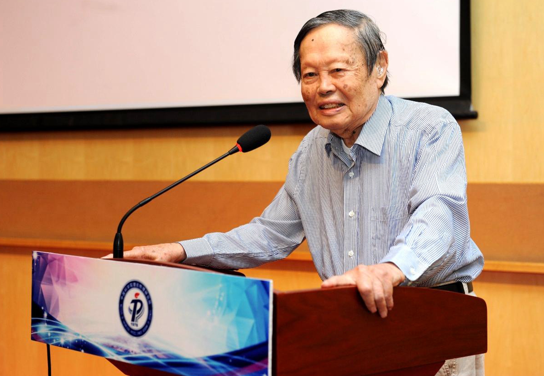 杨振宁|牵手17年，98岁杨振宁允许妻子改嫁，但财产全部归子女所有