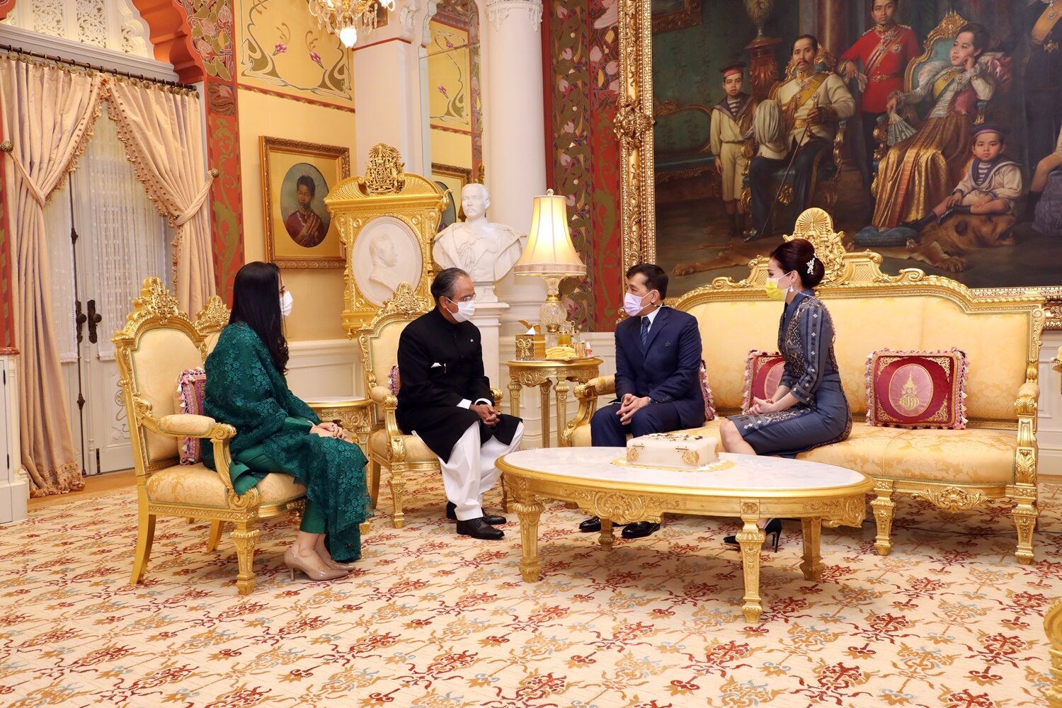 全球时尚风行|时隔一个月泰王终于亮相了!苏提达陪同见外宾,王后刺绣蓝裙超美