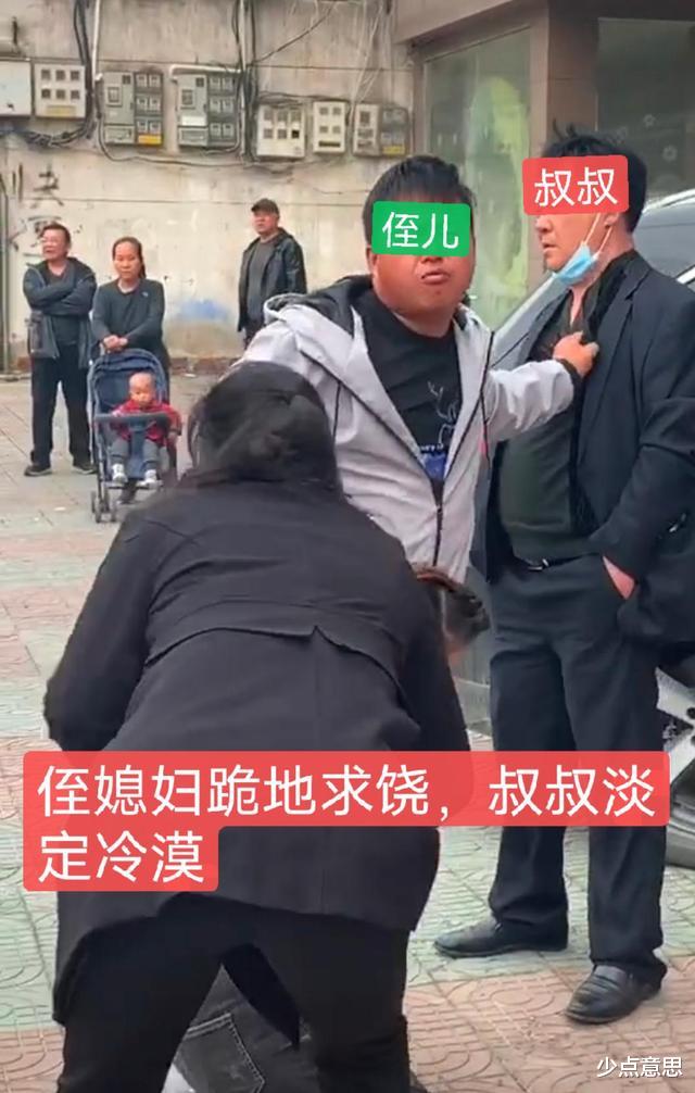 河南信阳,叔叔偷侄媳妇被抓现场,侄儿揪住叔叔:你怎能干出这事