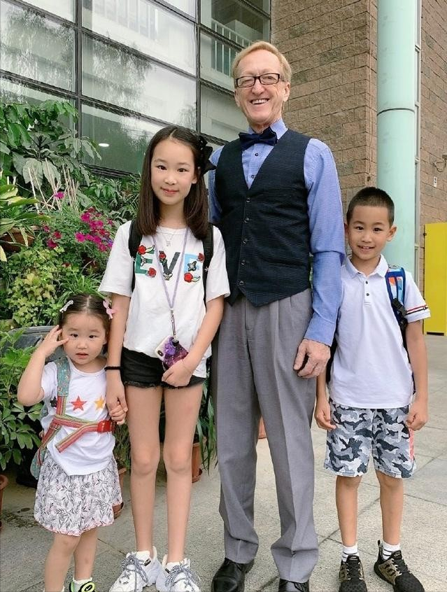 Lady变美日记|赵文卓大女儿穿短裤秀“筷子腿”，个头也高，14岁就快追上爸爸了