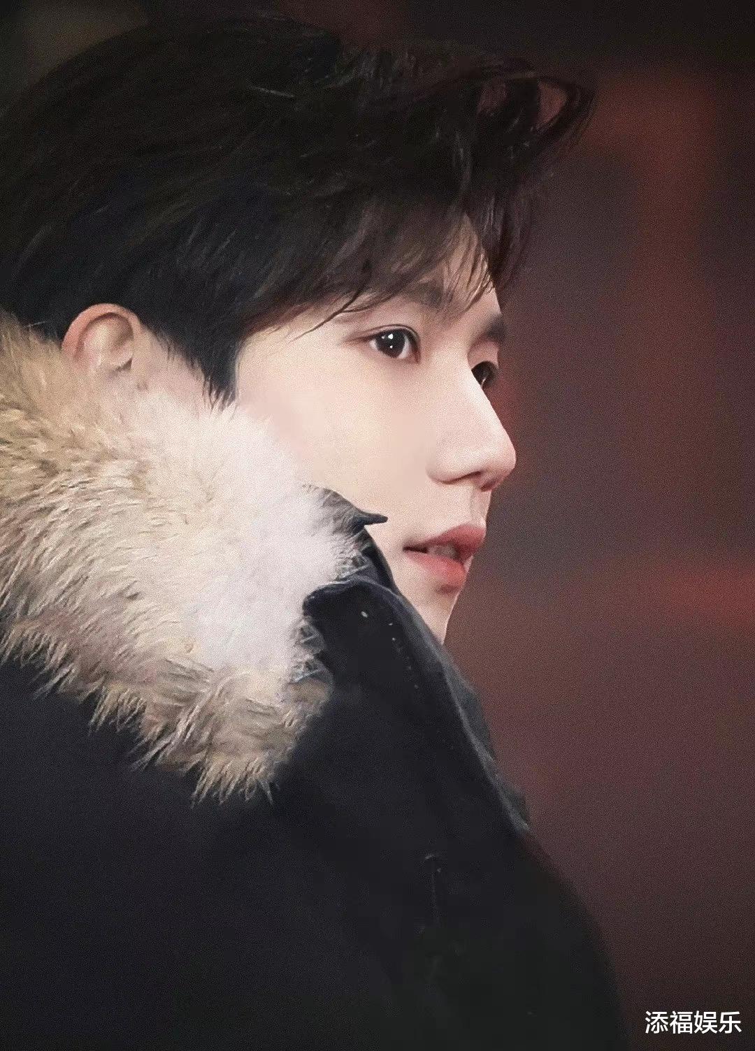 王源|王源深夜赶高铁，站姐神图却“翻车”，一套衣服四种颜色