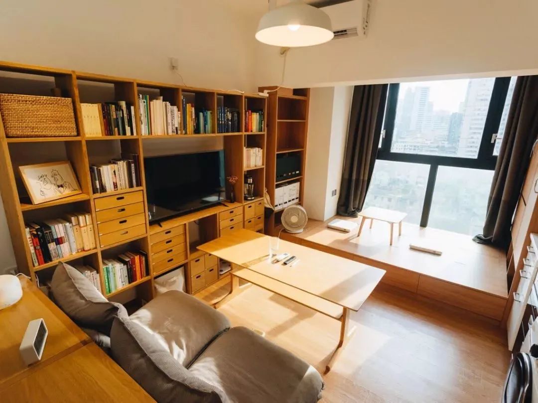 阳台封闭式起来，这样打个榻榻米，白白多出一间房，客厅还显大！