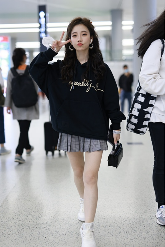 冯提莫|不怕冷的冯提莫,卫衣配百褶半身裙,这是把机场当秀场啦!