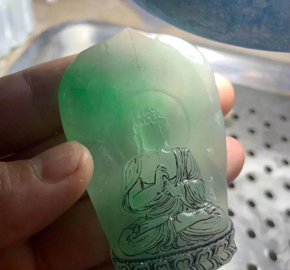 玉雕|飘绿花的冰种翡翠片料，玉雕师巧夺天工，最后成为收藏极品！