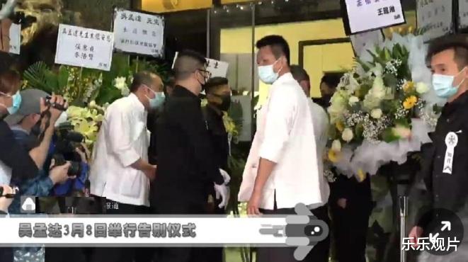 吴孟达|吴孟达出殡火化：棺材被抬上灵车，家属坐大巴提前到火葬场