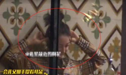 迪丽热巴|小花迪丽热巴深夜与助理聚餐 打翻豆奶一脸蠢萌引热议