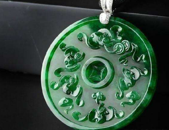 翡翠|翡翠是玉中之王，但翡翠和玉还是有区别的，这些差别你知道吗？