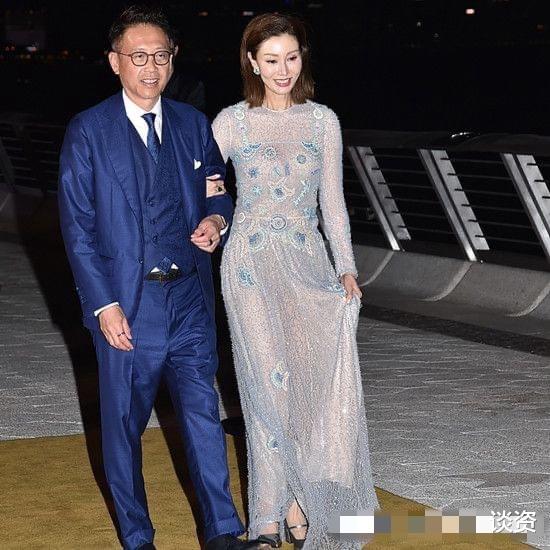 李嘉欣|李嘉欣与老公许晋亨出席富豪派对，与甘比同场比美，珠光宝气显奢华