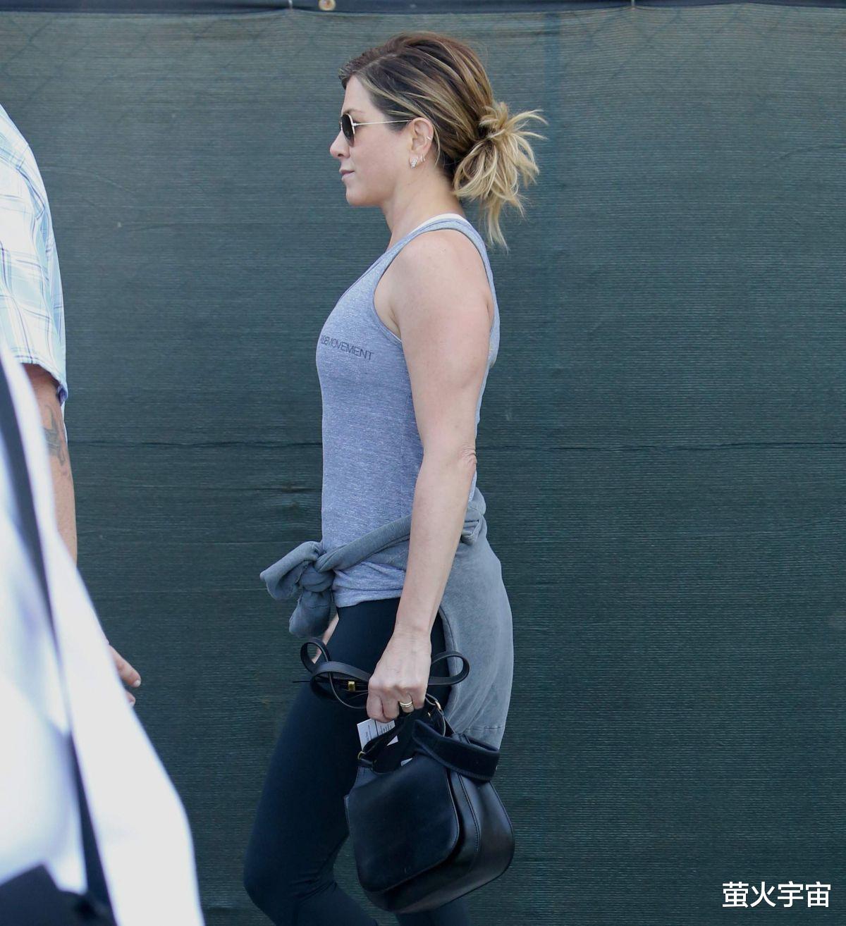 对手|詹妮弗·安妮斯顿穿贴身小衣做高难度瑜伽柔韧性超好，粉丝：完美