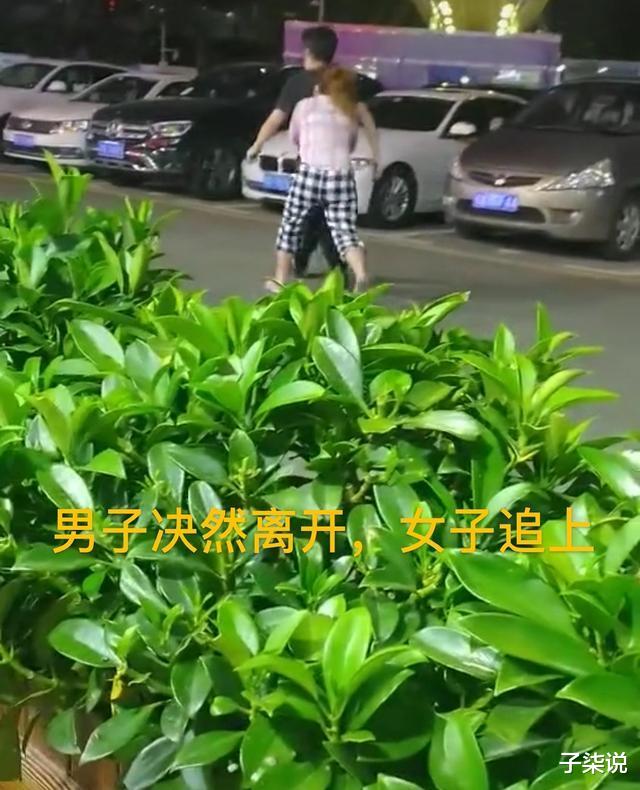 彩礼 丈母娘坚持要30万彩礼不松口，情侣在大街上相互下跪大哭，最终还是分手