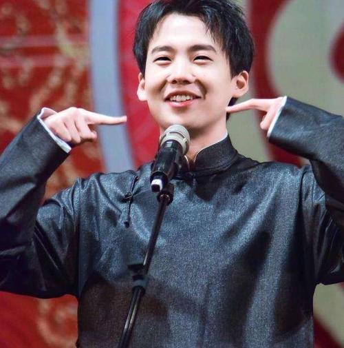 郭麒麟|德云社太子爷郭麒麟素颜坐高铁，憔悴浮肿状态差婉拒路人合影要求