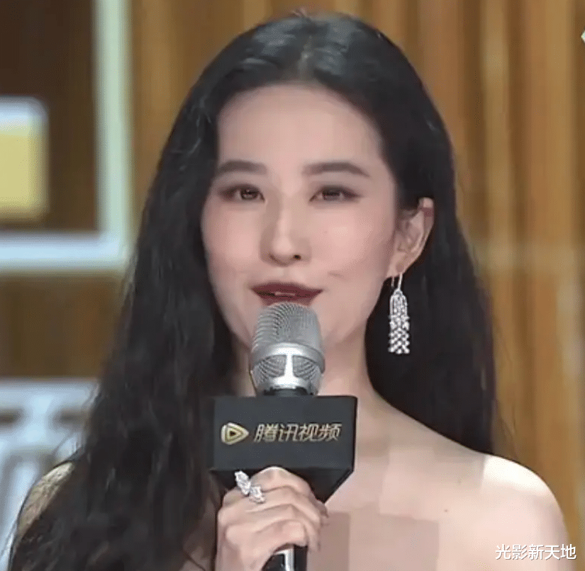 迪丽热巴|拾光盛典：肖战登台打光不及时，刘亦菲双下巴，热巴鼻影明显