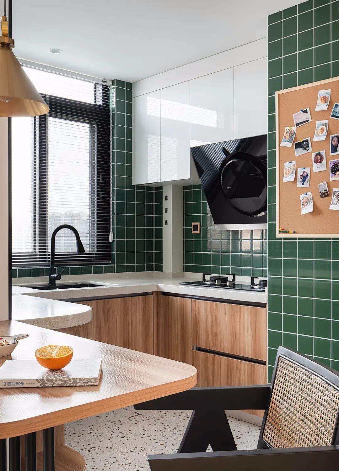 如果条件不允许就别硬挤餐桌,这样设计省地又实用,舒适性照样不差!