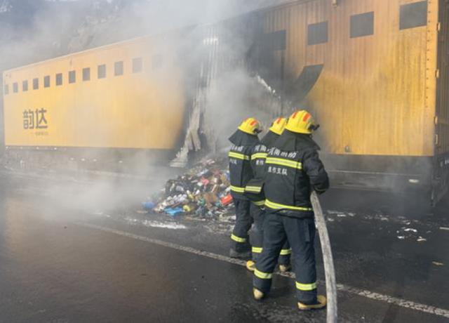 东方今报 你的快递可能已被烧毁！晋新高速焦作段一物流车着火！