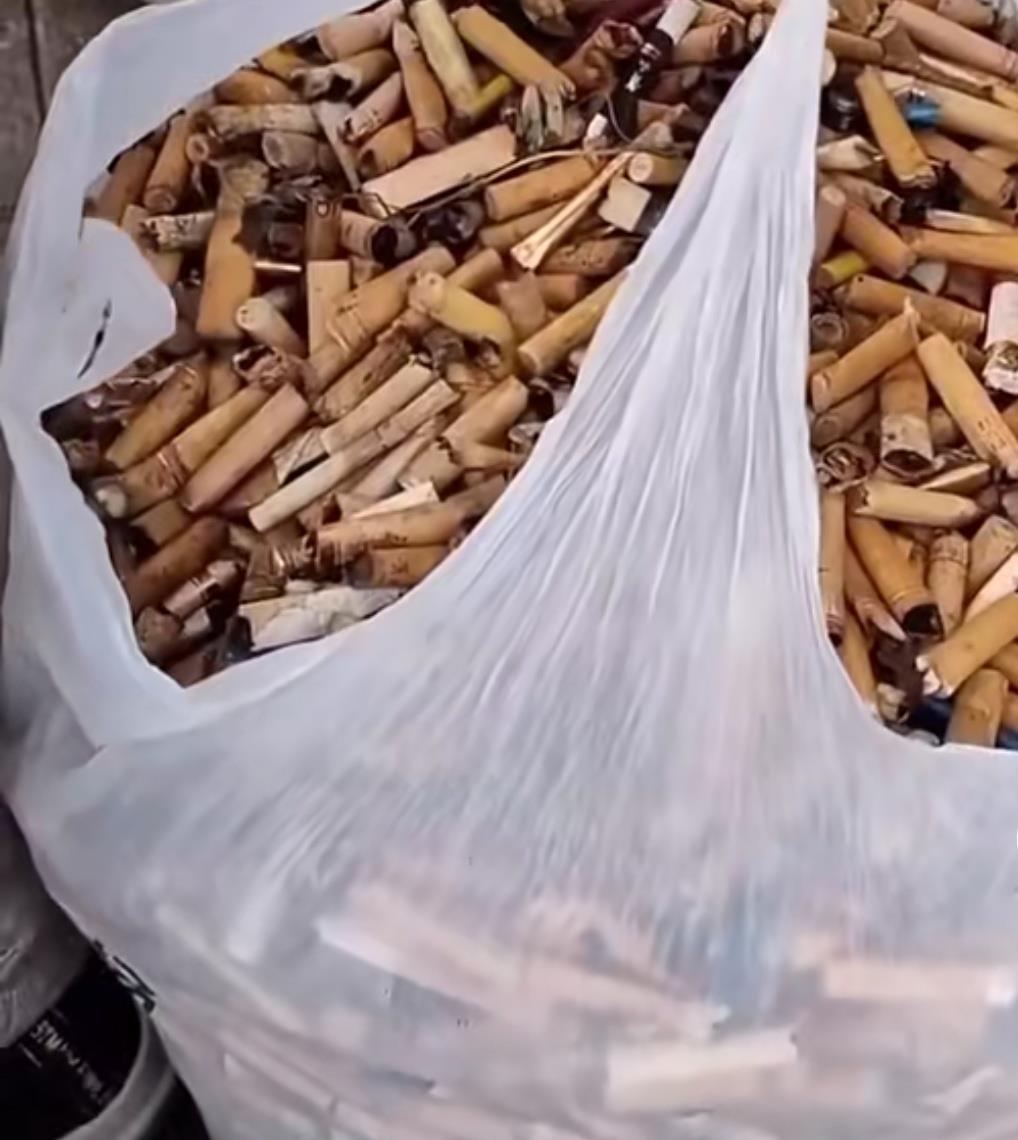 娇软甜伤 安徽：烟头回收几十元1斤？大爷大妈排队去卖，网友：错过好几个亿