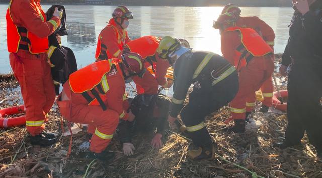 北京日报客户端 老人潮白河钓鱼掉入冰窟，顺义消防员上演“破冰行动”