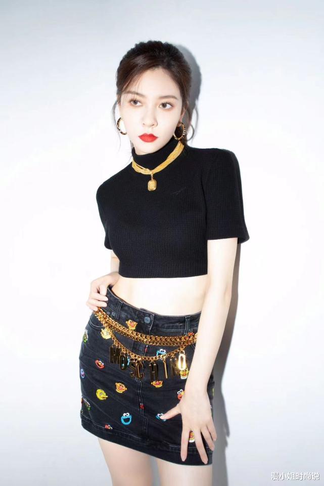 漫小姐时尚说 宋妍霏造型简单利落，气质上更优雅有魅力