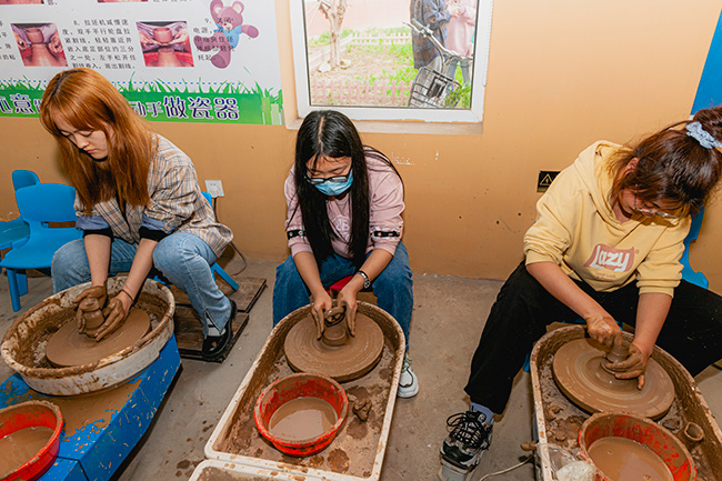 燕赵时讯 河北工业大学建筑与艺术设计学院师生走进雄州黑陶拙匠艺术馆