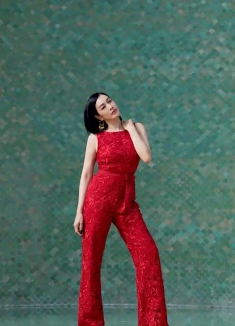 钟丽缇|钟丽缇真放得开，穿高开叉长裙与公婆一家同框，大长腿美得吸睛