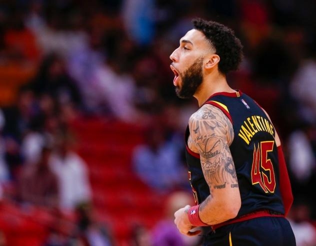 湖人隊(duì)|恭喜詹姆斯！湖人達(dá)成3方交易，隆多正式離隊(duì)，6+3前鋒有機(jī)會(huì)留下