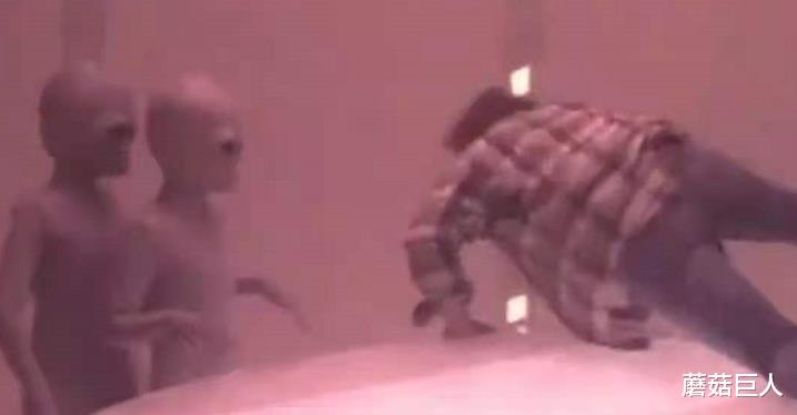 UFO 奇怪的东方光头人,真实的仿人类黑衣人,外星黑眼人不是传说