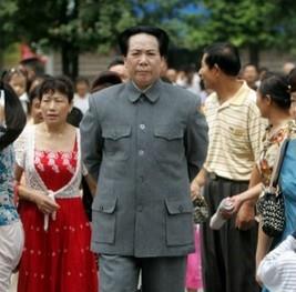 |她50岁抛弃事业，靠试演毛主席收入颇多，因演得太像让丈夫很烦恼