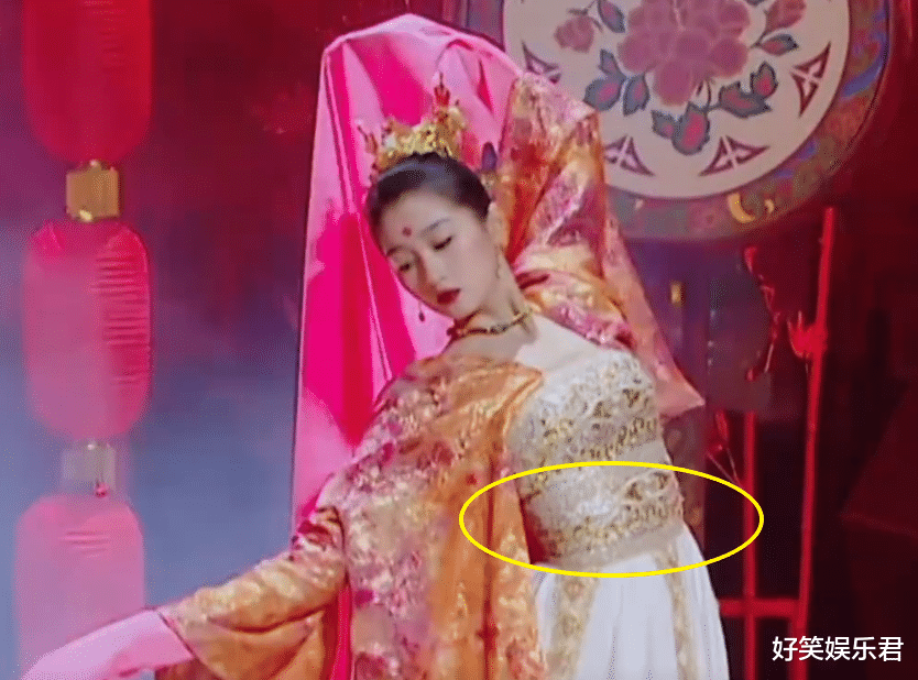 關曉彤章子怡共同起舞，鏡頭掃過兩人腰部，未婚已婚的區別很顯然-圖2