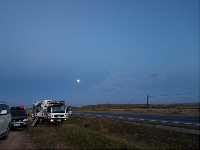 少明科学|老司机为何反复警告:在西藏无人区的夜晚,千万不要住在车内?