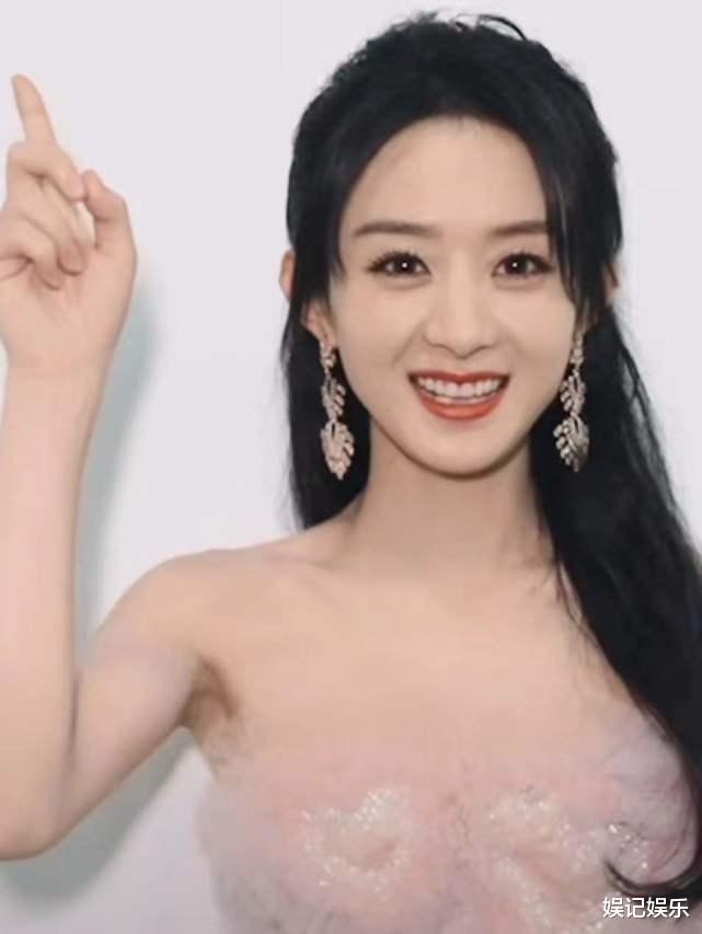 杨幂|赵丽颖跳手势舞，脸颊又宽又圆胖了不少，网友：角色需要