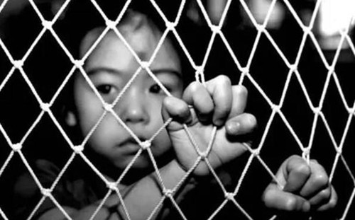 拐卖 女人贩子拐卖16名婴儿后失踪，12年后在窑洞找到，已成了一个瘸子