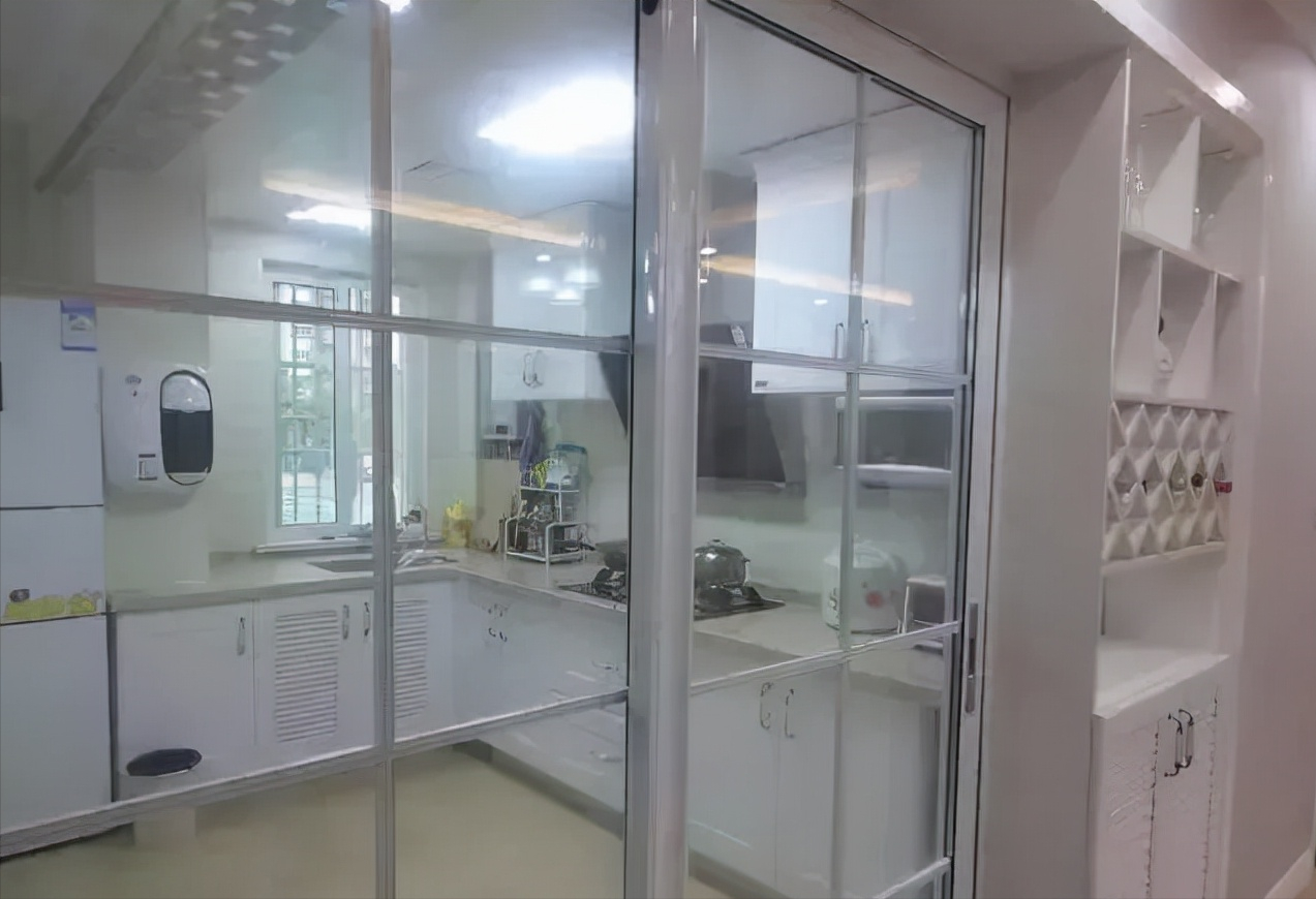 买一楼房子,同事骂我脑子被门“夹”了,完工后天天来找我喝茶