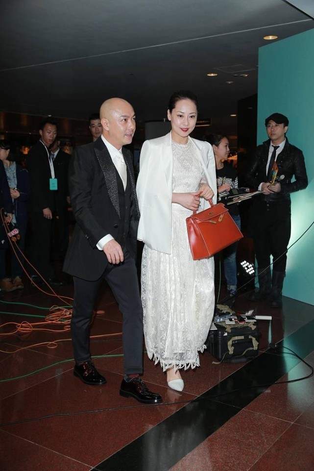 BiuFashion|张卫健妻子气质真好，穿裙装配西服端庄感十足，两人牵手秀恩爱