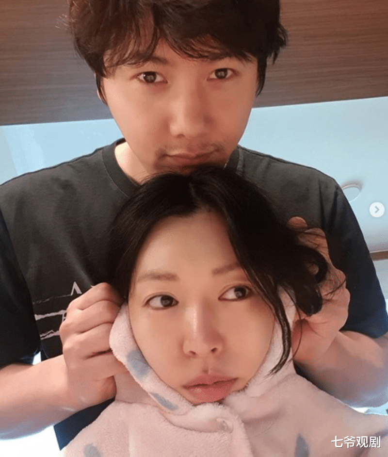 金素妍|从《顶楼》里出来，40岁金素妍秒变娇嗲女生，帅哥老公用心逗老婆