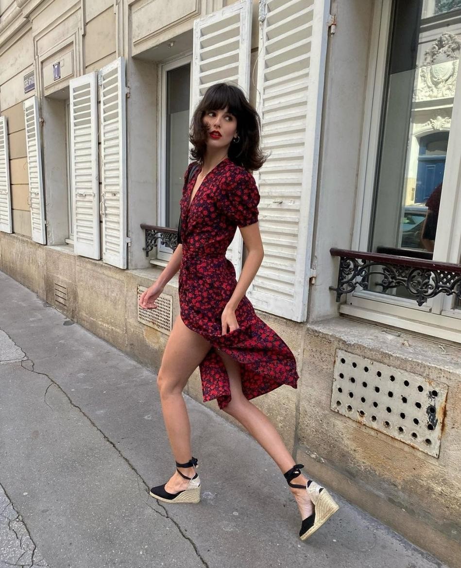 猫姐品衣有道|被这位传奇超模惊艳到了，64岁依旧优雅，她的时尚箴言你懂几句？