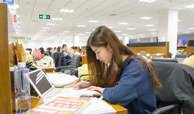 大学|985硕士的心酸自述：年过30工资却不过5千，羞愧父母的多年栽培