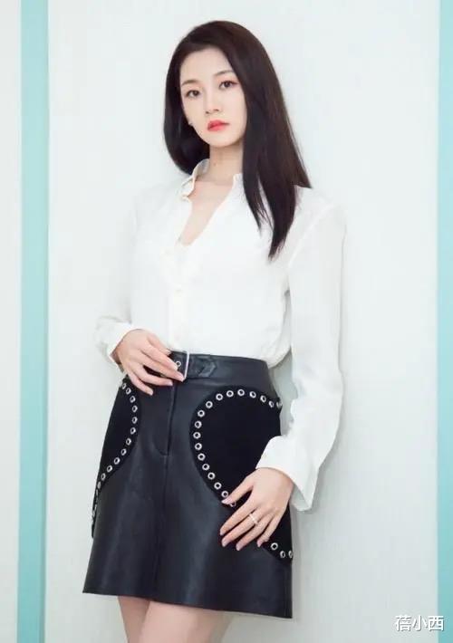 邹元清|郑恺老婆苗苗的气质真天然，穿T恤配印花裤就出门，根本无需美颜