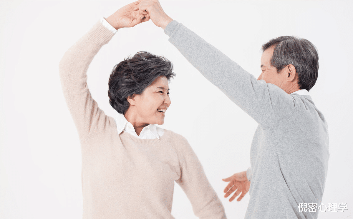 76岁大妈哭诉:等到瘫痪后才明白,老伴和儿女全都靠不住