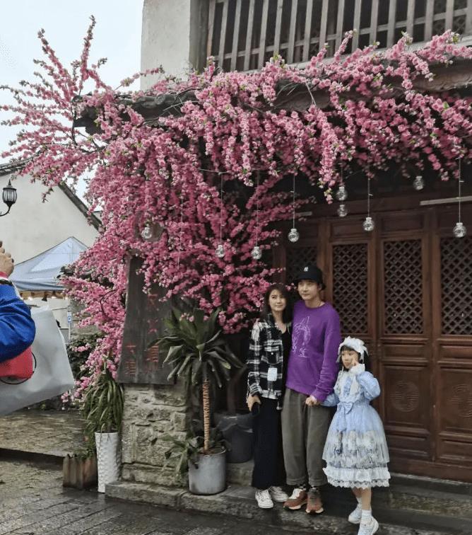 洪欣|张丹峰洪欣同游大理，男方戒指引人注意：婚戒不是这种戴法吧