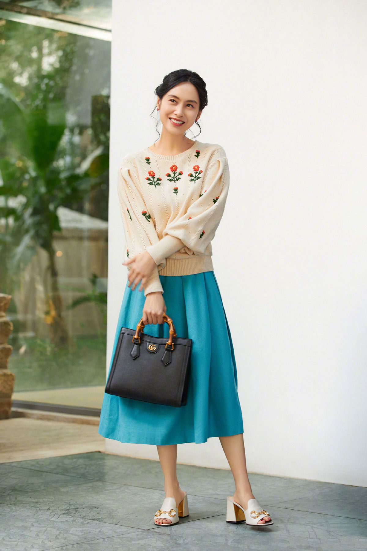 大表姐的时尚圈|50岁朱茵真低调，亮相机场没有一点“明星架子”，造型也很接地气