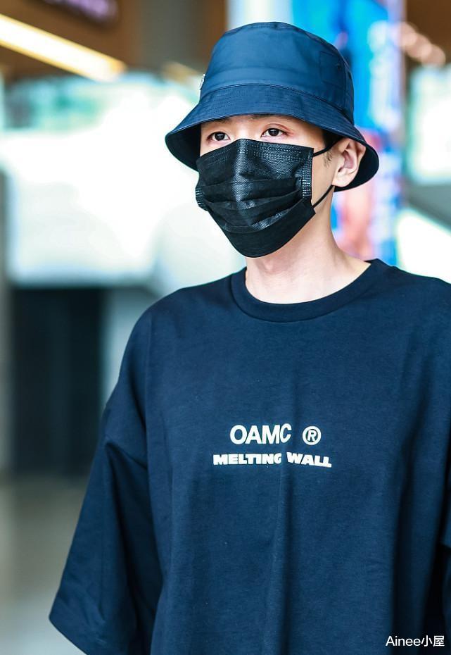 Ainee小屋|张若昀真是瘦了不少,穿宽松T恤配窄腿裤,虽然挺潇洒但有点憔悴