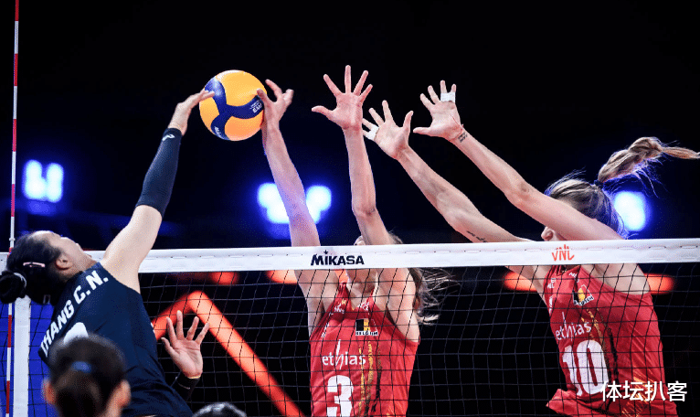 詹姆斯·哈登|中国女排输球，郎平扯嗓子怒吼！张常宁面无表情，对手拥抱庆祝