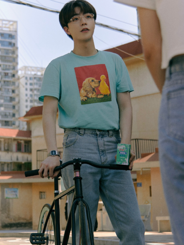 大时尚大观点|陈立农复古单车照释出,印花T恤青春活力,金丝框眼镜文艺范十足