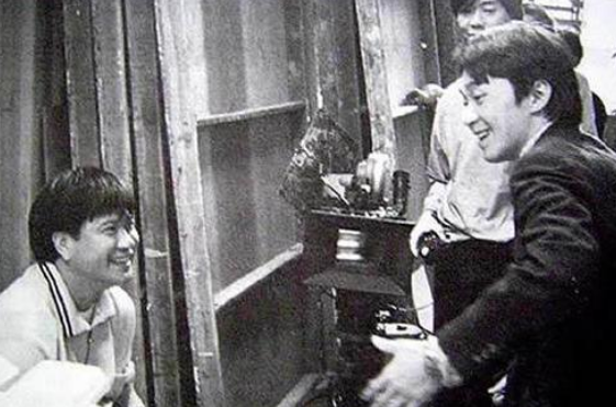 周星驰|他一手捧红周星驰，如今没钱治病，星爷百亿身家为何不帮他？