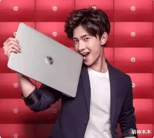 杨洋|杨洋新杂志硬照引热议，造型被嘲太油腻，他又把手放嘴里了